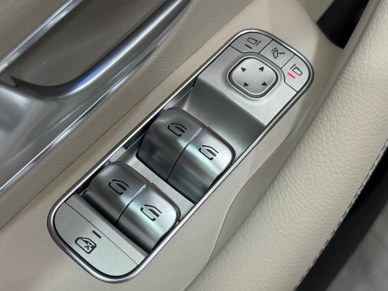 Mercedes-Benz GLS Vehicle Image 16