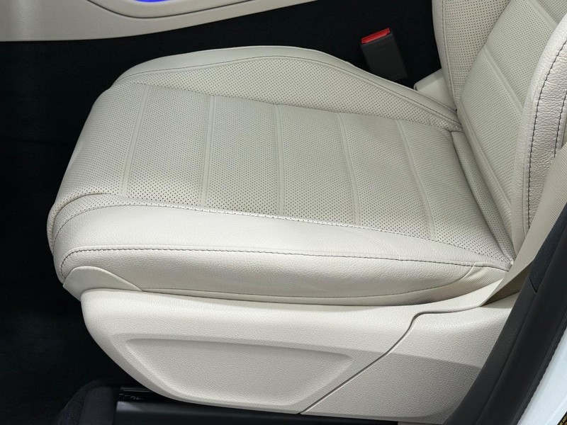 Mercedes-Benz GLS Vehicle Image 17