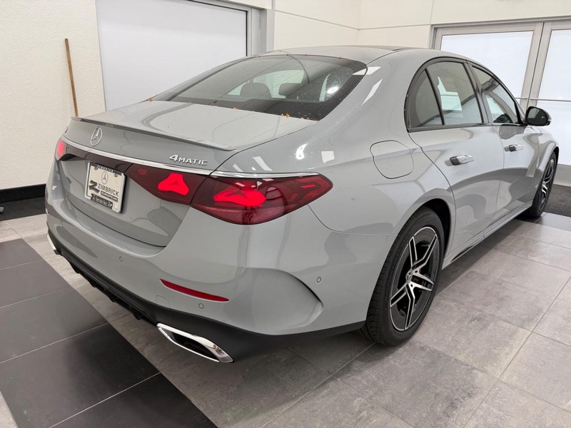 Mercedes-Benz E-Class Vehicle Image 2