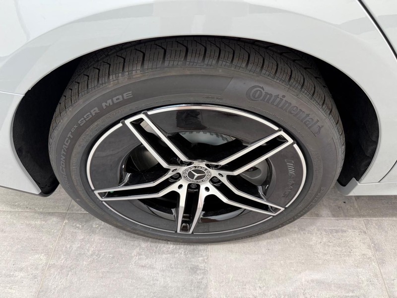 Mercedes-Benz E-Class Vehicle Image 3