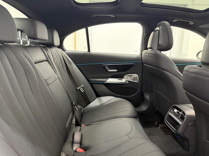 Mercedes-Benz E-Class Vehicle Image 4