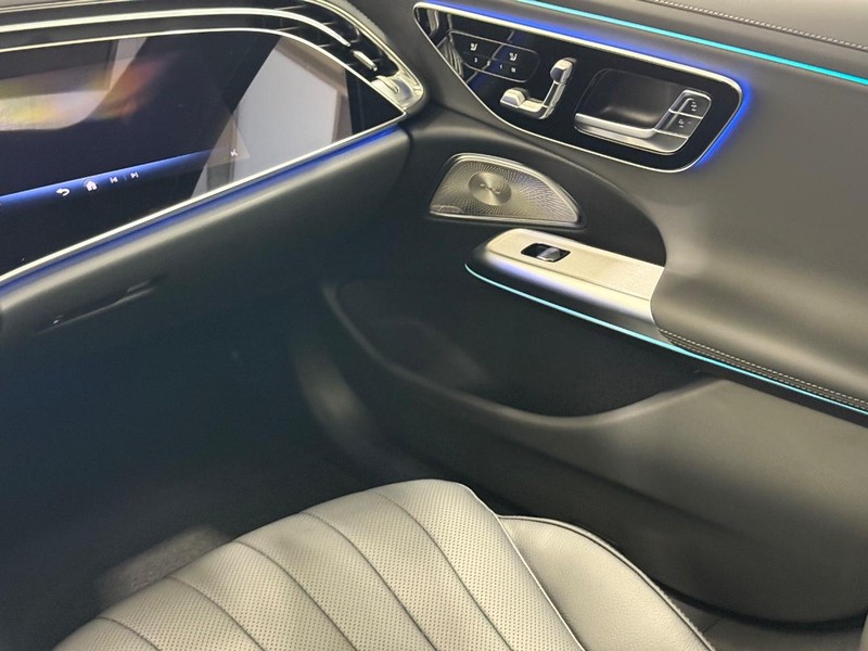 Mercedes-Benz E-Class Vehicle Image 8