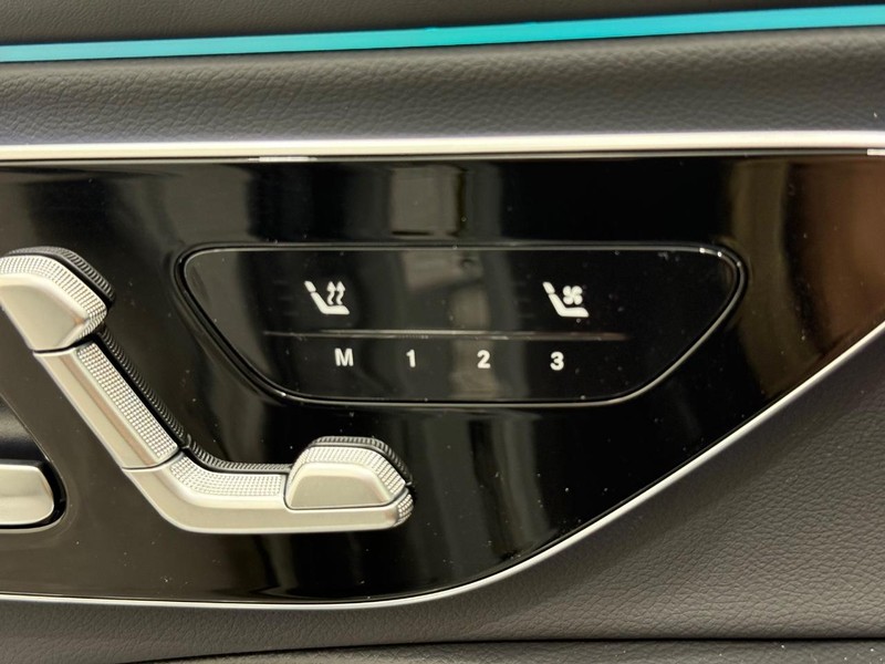 Mercedes-Benz E-Class Vehicle Image 9