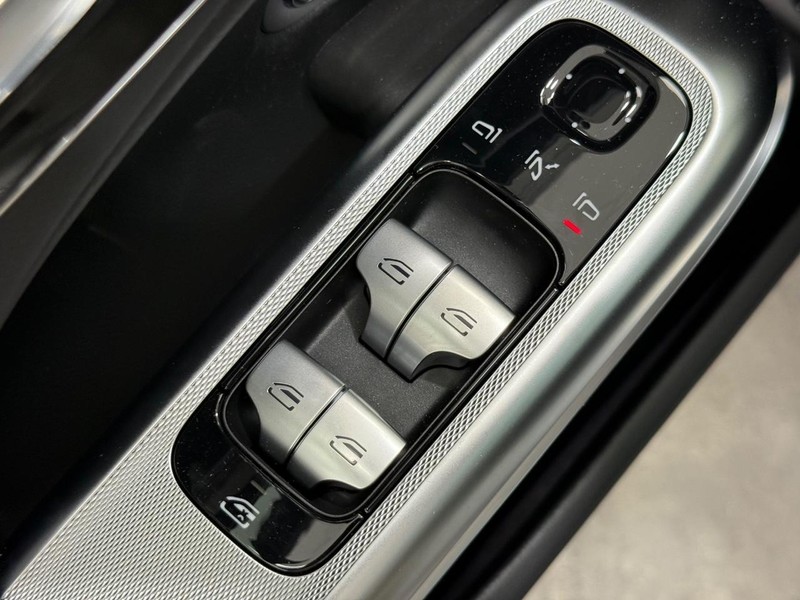 Mercedes-Benz E-Class Vehicle Image 15