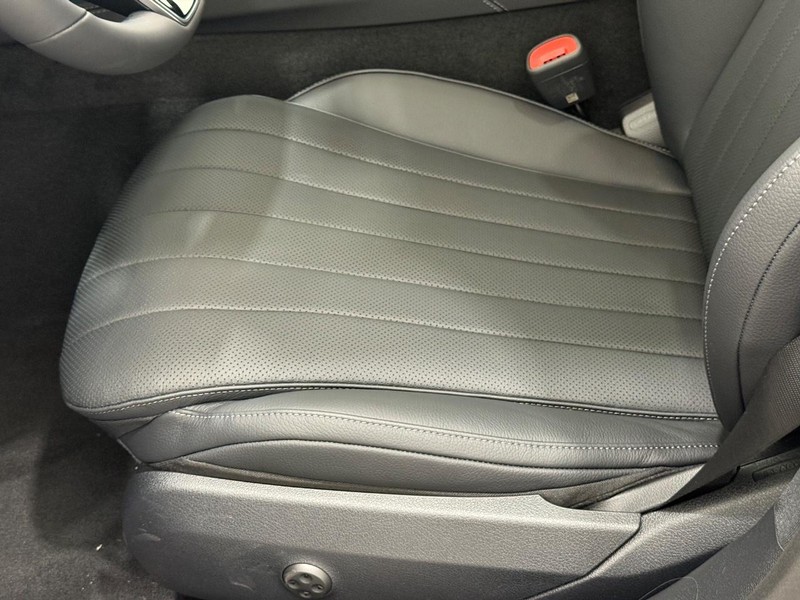 Mercedes-Benz E-Class Vehicle Image 16