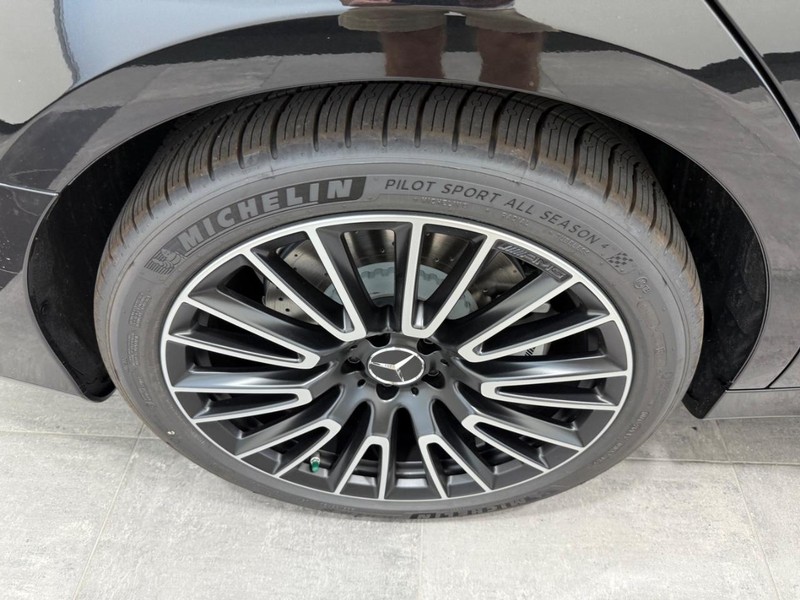 Mercedes-Benz E-Class Vehicle Image 3