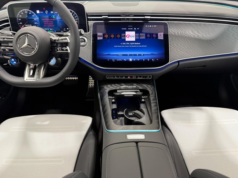 Mercedes-Benz E-Class Vehicle Image 5