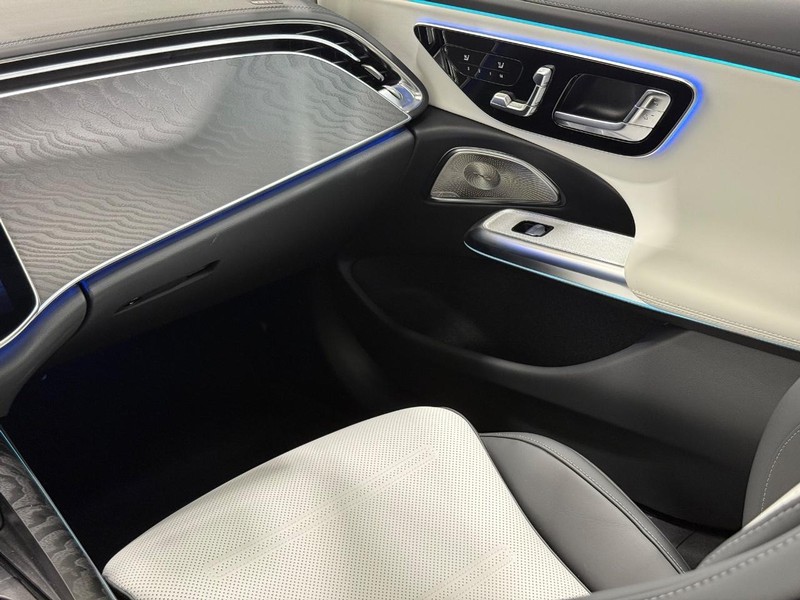 Mercedes-Benz E-Class Vehicle Image 8