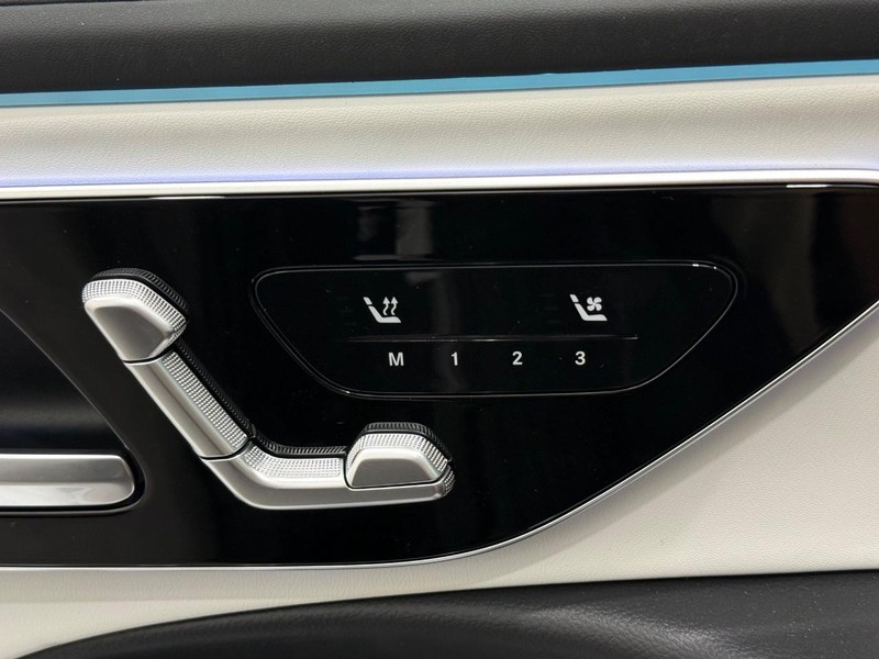 Mercedes-Benz E-Class Vehicle Image 9
