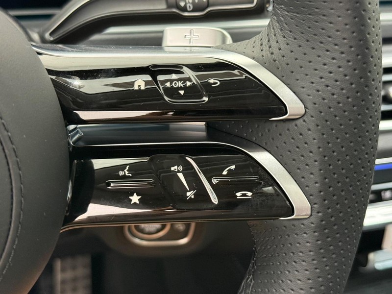 Mercedes-Benz GLS Vehicle Image 12