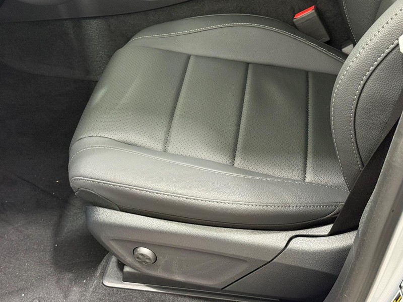 Mercedes-Benz GLE Vehicle Image 16