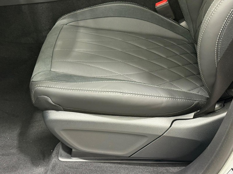 Mercedes-Benz GLS Vehicle Image 18