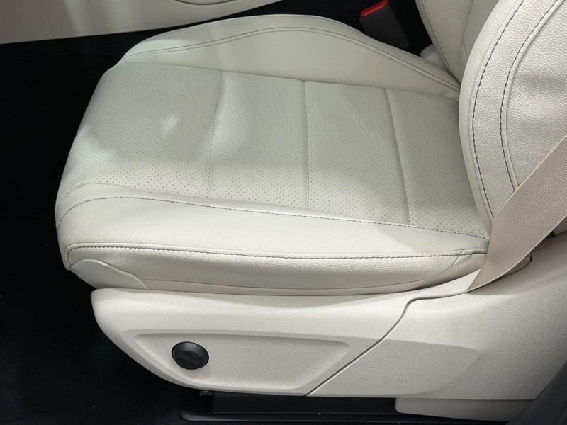 Mercedes-Benz GLE Vehicle Image 16