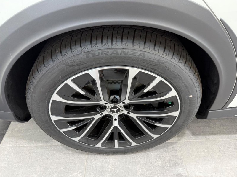 Mercedes-Benz E-Class Vehicle Image 3