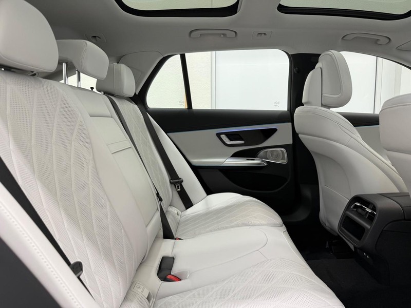 Mercedes-Benz E-Class Vehicle Image 4