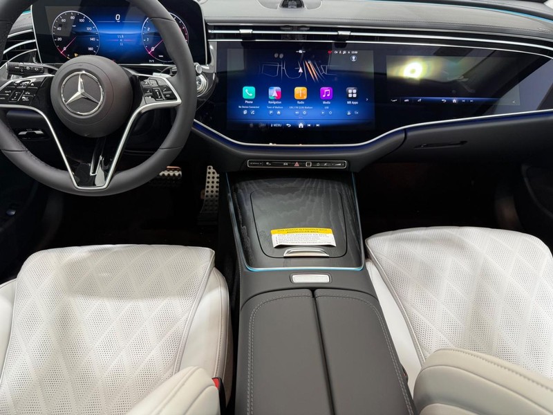 Mercedes-Benz E-Class Vehicle Image 5