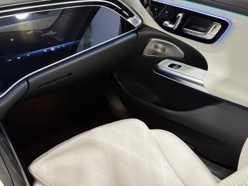 Mercedes-Benz E-Class Vehicle Image 8