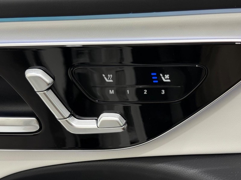 Mercedes-Benz E-Class Vehicle Image 9