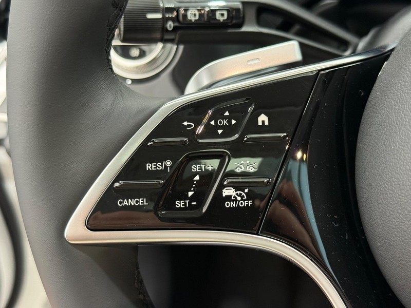 Mercedes-Benz E-Class Vehicle Image 10