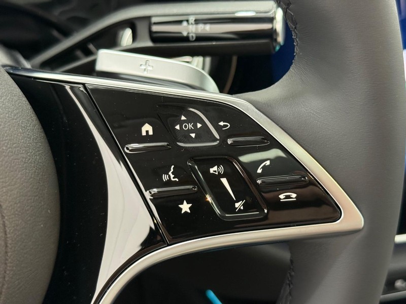 Mercedes-Benz E-Class Vehicle Image 11