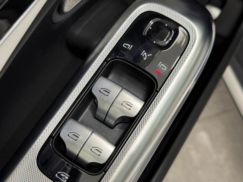 Mercedes-Benz E-Class Vehicle Image 14