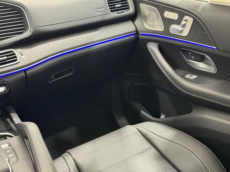 Mercedes-Benz GLS Vehicle Image 9