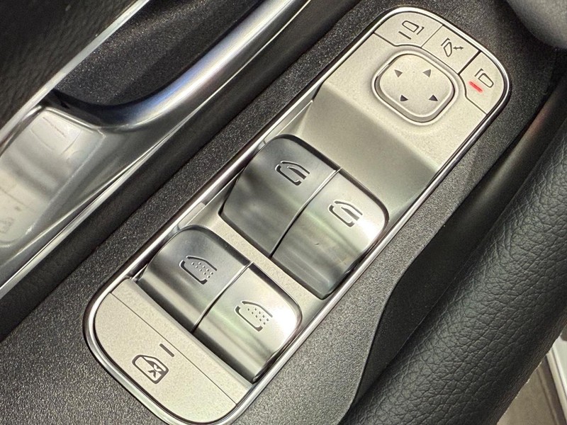 Mercedes-Benz GLS Vehicle Image 16