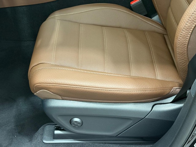 Mercedes-Benz GLE Vehicle Image 17