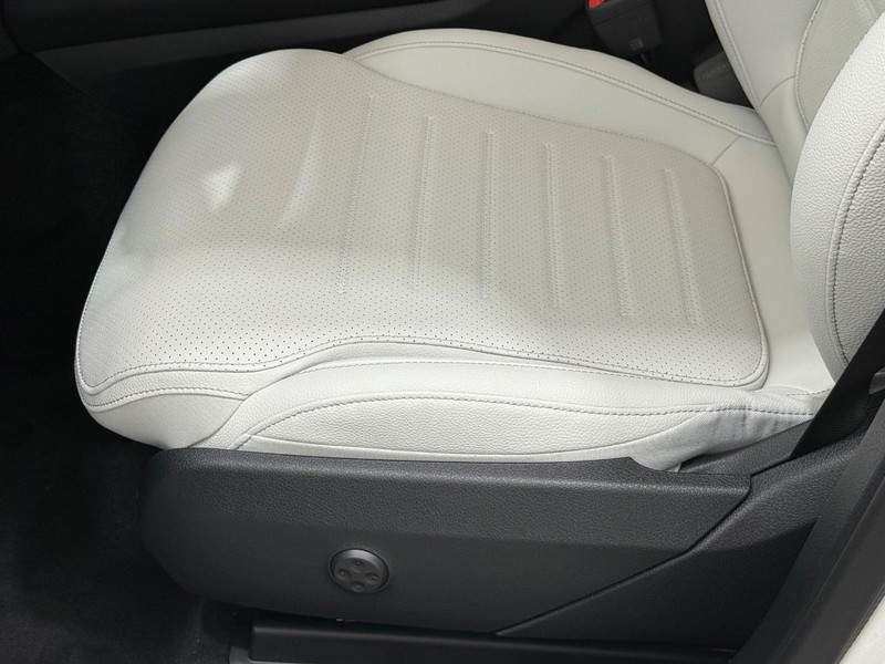 Mercedes-Benz GLC Vehicle Image 16