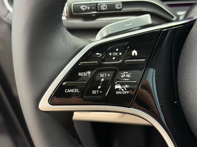 Mercedes-Benz GLE Vehicle Image 11