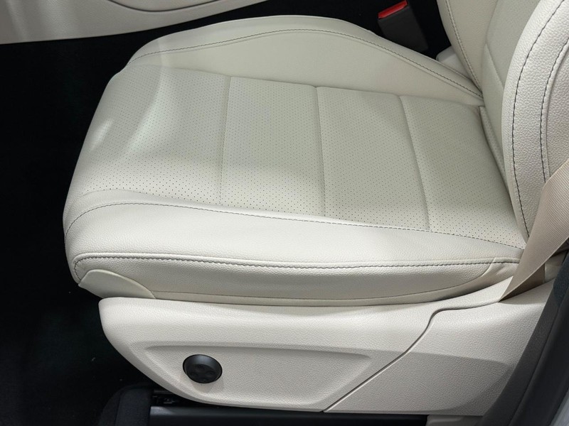 Mercedes-Benz GLE Vehicle Image 17