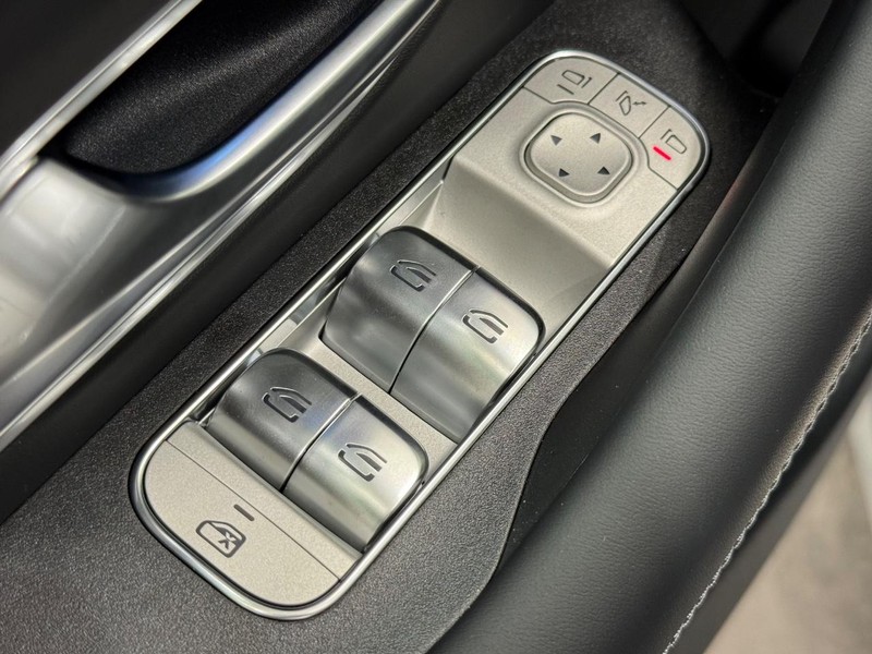 Mercedes-Benz GLE Vehicle Image 16