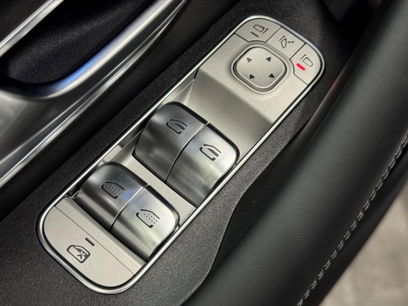 Mercedes-Benz GLE Vehicle Image 16