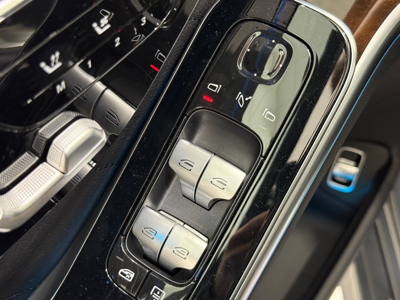 Mercedes-Benz S-Class Vehicle Image 15