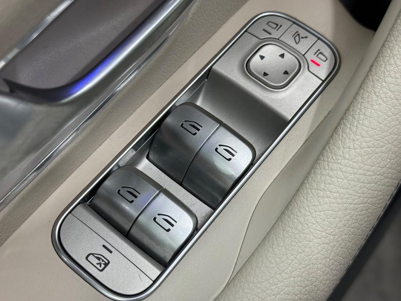 Mercedes-Benz GLE Vehicle Image 14