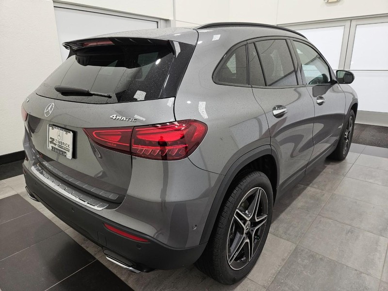 Mercedes-Benz GLA Vehicle Image 2