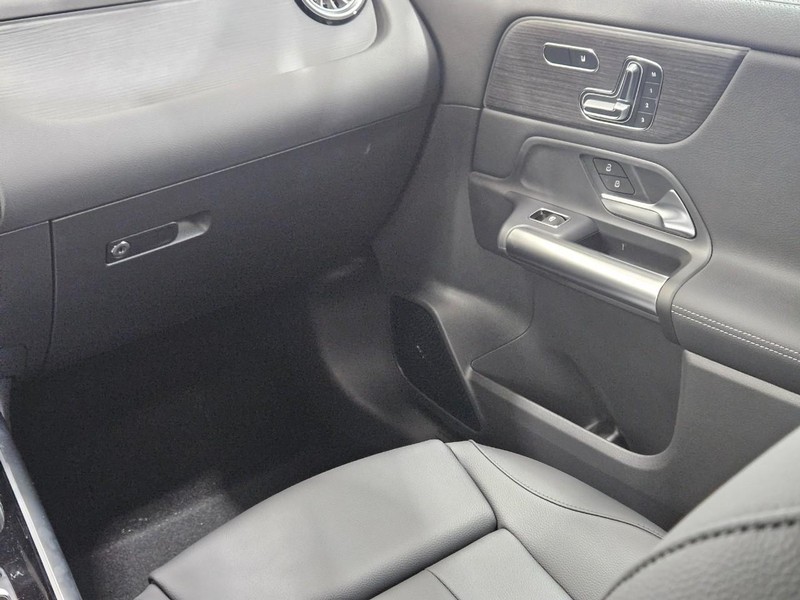 Mercedes-Benz GLA Vehicle Image 8