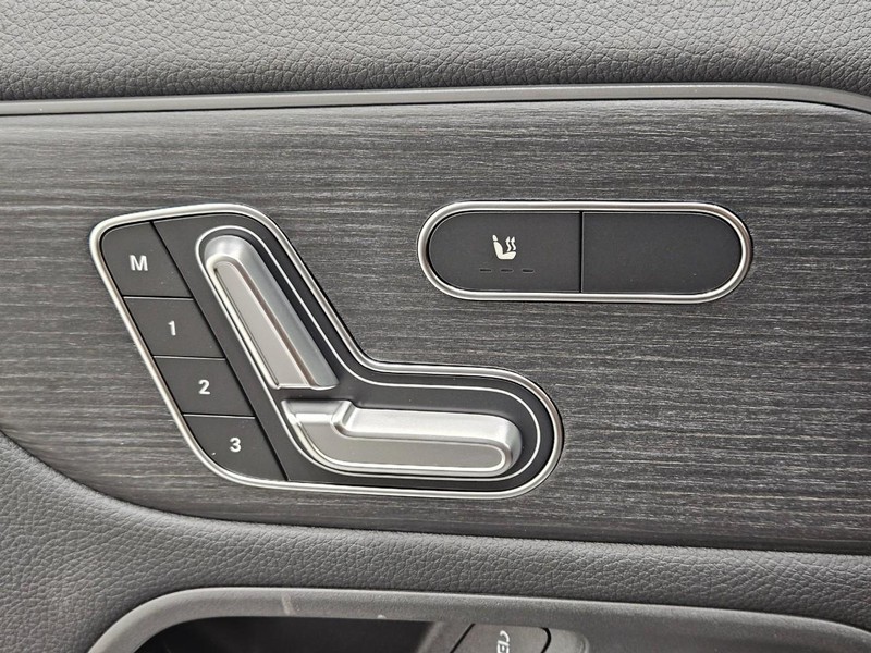 Mercedes-Benz GLA Vehicle Image 9