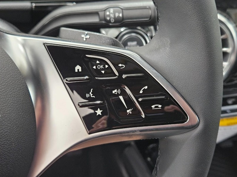 Mercedes-Benz GLA Vehicle Image 11