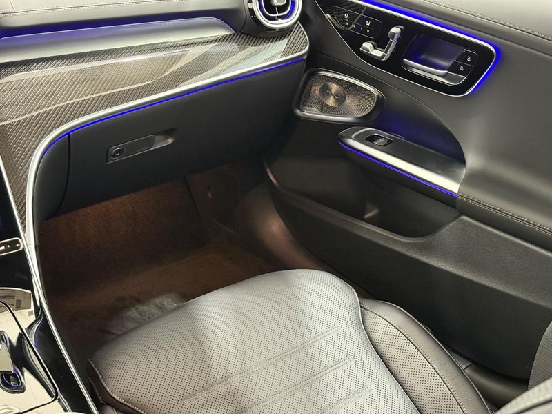 Mercedes-Benz C-Class Vehicle Image 9