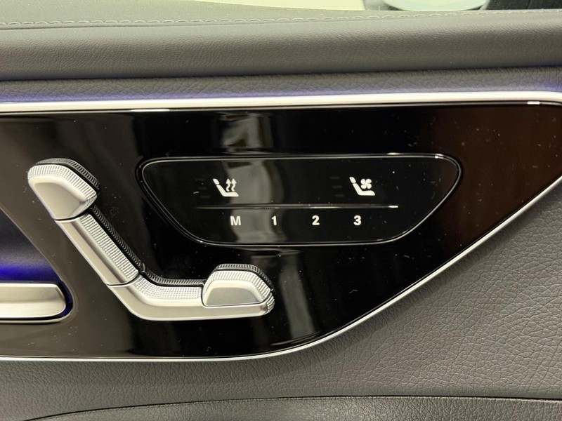 Mercedes-Benz C-Class Vehicle Image 10