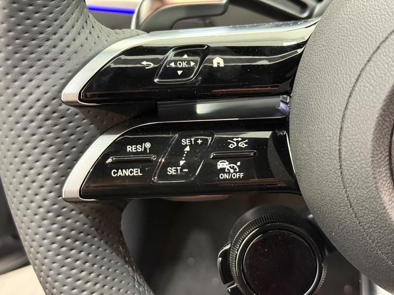 Mercedes-Benz C-Class Vehicle Image 11