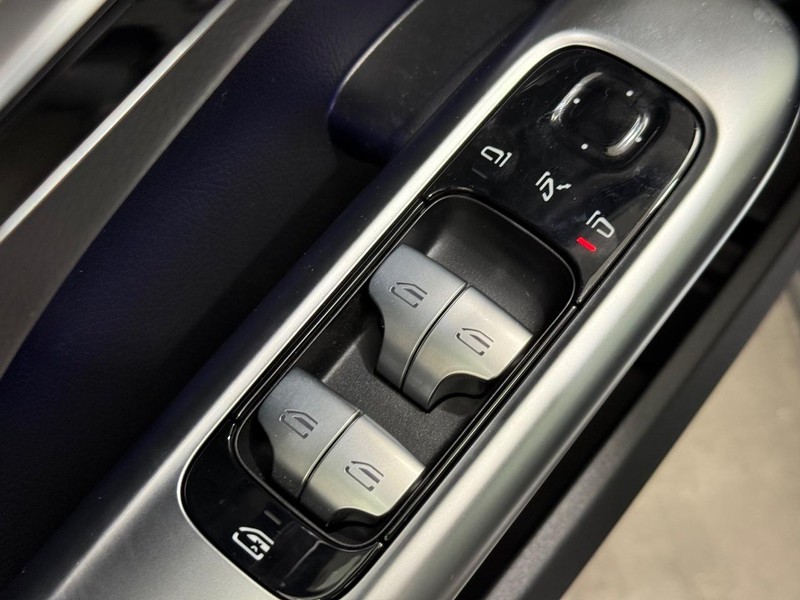 Mercedes-Benz C-Class Vehicle Image 16