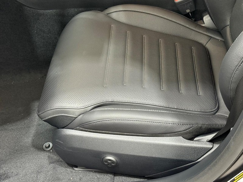 Mercedes-Benz C-Class Vehicle Image 17