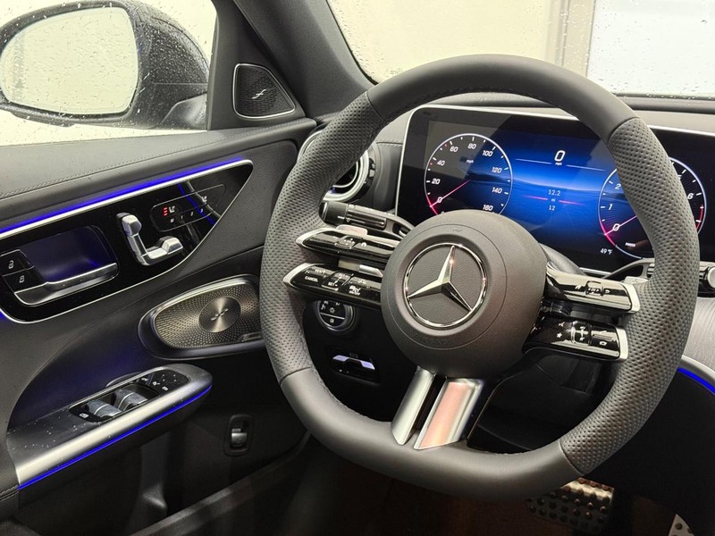 Mercedes-Benz C-Class Vehicle Image 8