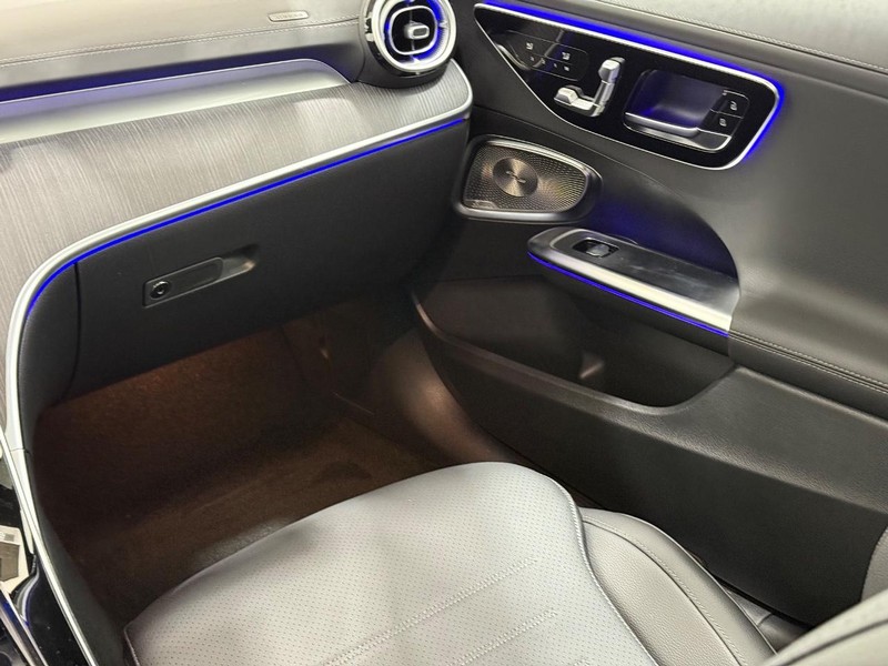 Mercedes-Benz C-Class Vehicle Image 9