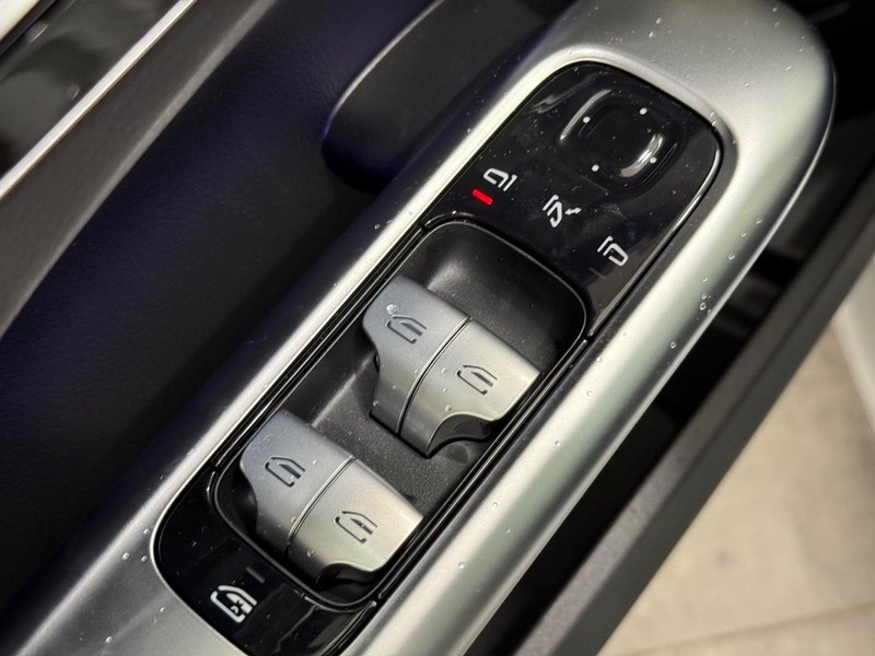 Mercedes-Benz C-Class Vehicle Image 15