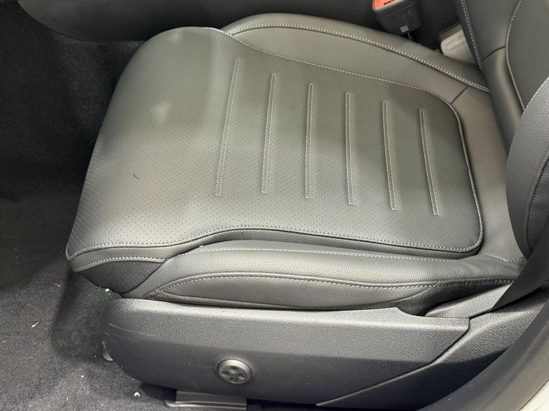 Mercedes-Benz C-Class Vehicle Image 16