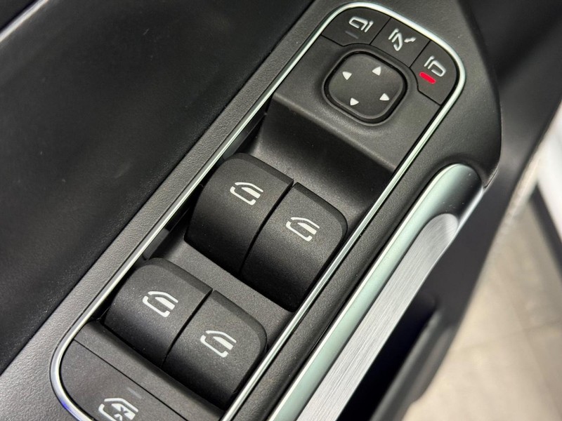 Mercedes-Benz GLB Vehicle Image 14