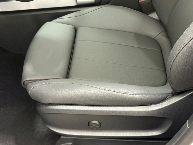 Mercedes-Benz GLB Vehicle Image 15